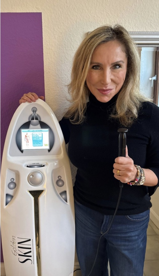 Geraet mit Handstueck fuer die Regenerations- und Vitalitaetsbehandlung